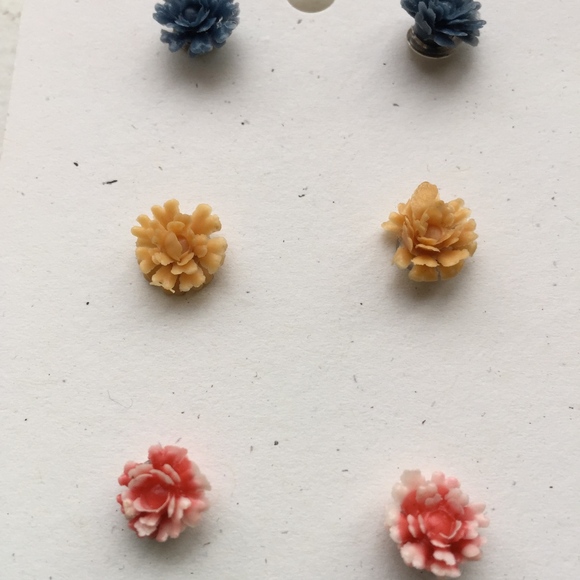 Four Flower Stud Earrings- Red, Blue, Yellow, Brwn - Picture 4 of 5